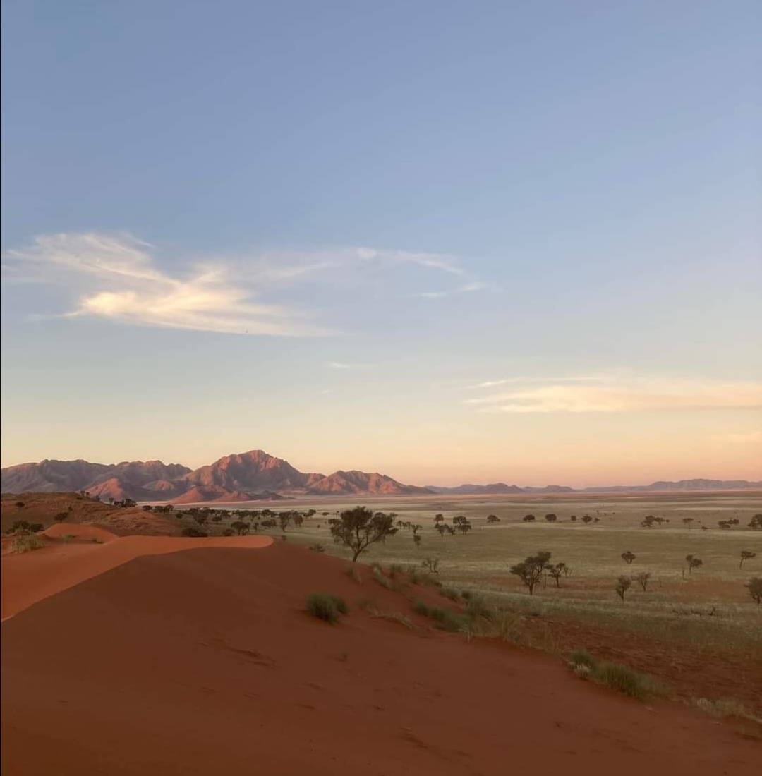 Namibia Rundreise – Sossusvlei rote Dünen und endlose Savanne bei Sonnenuntergang